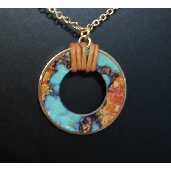 NWT Stone Circle Necklace Periwinkle by Barlow Gold Tone Adjustable New Age - Picture 1 of 6